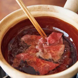 初めに牛肉を低温の油にさっとくぐらせると、やわらかくジューシーに。肉のうまみの出た油に調味料を入れ、野菜を煮る。
