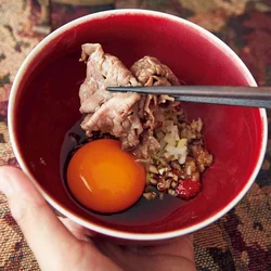 たれの材料は混ぜ合わせずに器に入れ、具にからめながら少しずつ混ぜると、味の変化が楽しめる。好みで豆板醤(トウバンジャン)を加えても。