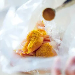 下味にカレー粉を加えることで、香りよく、奥深い味わいになる。
