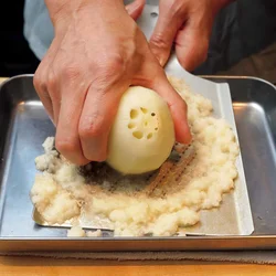 鮭を包丁でたたき、れんこんはすりおろす