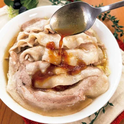 【POINT】
ごま油を焼き肉のたれに変えたり、ポン酢だけにしたりとアレンジすれば無限にうまい！ また、白菜をキャベツやレタスに変えるのもおすすめです。