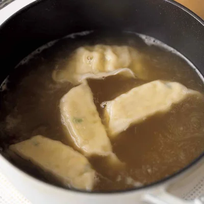 【POINT】
冷凍うどんを温める間にスープを作れば時間短縮。調味料をいろいろ計るのが面倒な日は、めんつゆやみそを加えるだけでも◎。