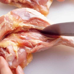 まん中の大きい骨に沿って1本切り目を入れる。火が通りやすくなり、食べるときも身離れがよくなる。