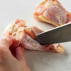 深く切り込みを入れることで、火が通りやすくなり、食べやすい。