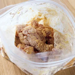 袋の中で混ぜることで、調味料を含んだころもがよくからみ、ザクザクになる！