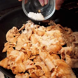豚肉に砂糖をふるとうまみが増す