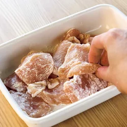 とり肉に小麦粉をまぶしておくとパサつかず、味もなじみやすい。
