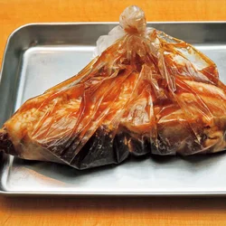 食品用ポリ袋で漬けると、少ない調味料ですみ、味のしみわたりもいいという利点が！