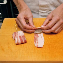 豚バラ肉でこんにゃくを巻き、串を打つと見た目も楽しく、グレードアップ。