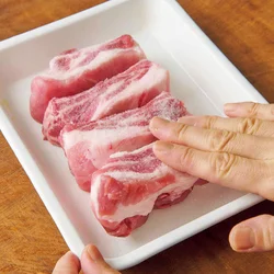 豚スペアリブに塩をすり込んでうまみを引き出しやすくする。味つけはこの塩だけでOK。