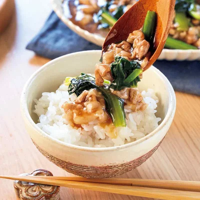 ご飯や麺にとろりとかけて♪

【Mizuki’s memo】
・ もう1品添えるなら、さつまいものレモン煮や、たこときゅうりとわかめの酢のものなどを。
・ 小松菜の代わりにチンゲンサイを使うのも◎。軸はしっかりしているので細めに切り、葉はざく切りにするのがポイント。