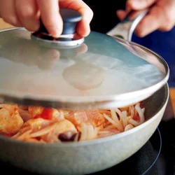 とり肉は油で焼かずに、野菜と一緒に蒸し煮に。仕上げのバターで油を控えながらコクをアップ！
