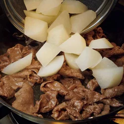 牛肉と大根を炒める
