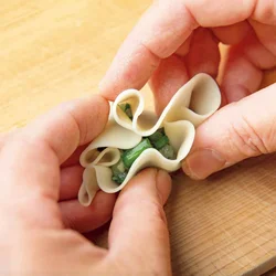 まな板に底をつけ、皮の縁を中央にギュッと寄せるとよい。