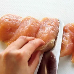 とり肉は2cm幅のそぎ切りにしてから棒状に切ると、サイズを揃えやすい。