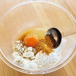 ころもに洋風スープの素を加えれば、下味なしでも肉や野菜にしっかり味がつく。