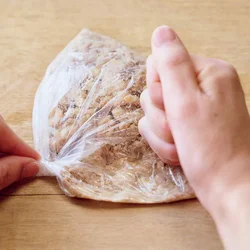 グーにした手で端から潰していくとラク。めん棒を使ってもOK。