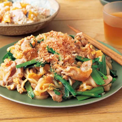 「豚肉にらたま焼きうどん」の献立