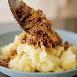 しっかり味の牛肉を煮汁ごとかければ、煮込まずに味しみ肉じゃがに！