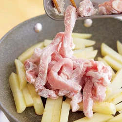 じゃがいも、豚肉を時間差で炒めることで、肉に火が通り過ぎず、やわらかく仕上がる。