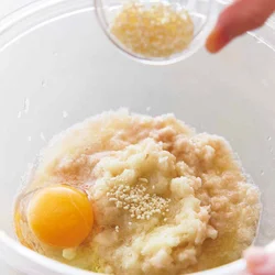すりおろしたじゃがいもの水分も利用して材料を混ぜ、もっちり生地を作る。