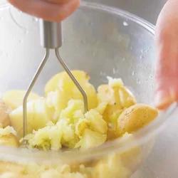 あつあつのうちに調味料を加え、潰しながら混ぜると味がなじみやすい。
