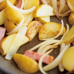 新じゃがは焼き色がつくまで炒め、こうばしさをアップさせるのがコツ。