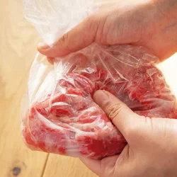 牛肉に下味の甘酒をもみ込む。ポリ袋を使うと、少量の甘酒でも全体にいきわたり、味もむらなくつく。