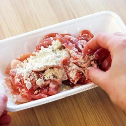 小麦粉は残さずにしっかりと肉にまぶして。うまみが閉じ込められ、ソースのとろみにもなる。