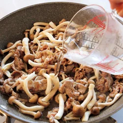 先に水を加えてからほかの調味料を入れると、焦げつくことなく、なじみやすい。