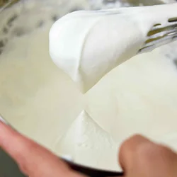 泡立て器ですくい上げると、ゆっくりポタリと落ちるかたさが八分立て。