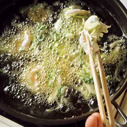 そら豆やえびなどを箸でざっくりつまみ、揚げる。形よくまとめなくてよいので気軽。小さめのフライパンだと少なめの油で作れる。
