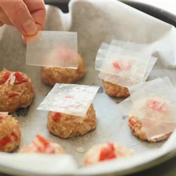 ライスペーパーはかたいままのせてOK。蒸せばあんをおおうようにフィットし、透明な皮になる。