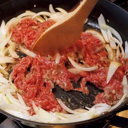 牛肉は手早く広げながら炒めて
