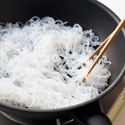 低カロリーで食物繊維もとれるしらたき。からいりすると、独特のにおいも気になりません。