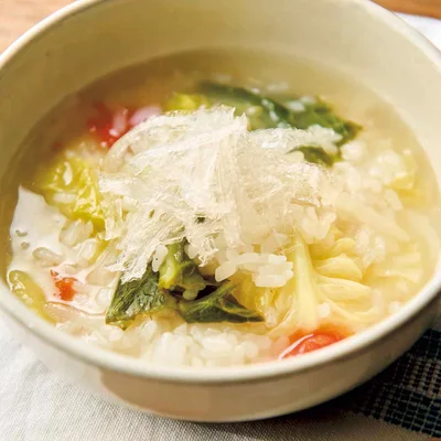 【シメはご飯で雑炊】
鍋のシメはご飯にして糖質を摂取。
残ったスープにご飯200gを入れ、さっと煮れば完成。
水でもどした糸寒天2gをトッピングして、海藻も摂取！

※塩分は汁を70%可食した場合の表記です

レシピ監修：にーよん