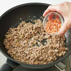 味の決め手となる桜えびはたっぷりと。粗く刻むと香りが立ちやすく、ひき肉ともなじんで食べやすくなる。