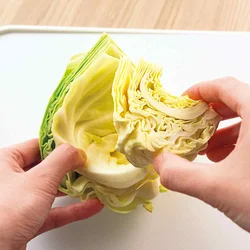 キャベツは内葉と外葉に分けてから切ると、同じサイズに切りやすい。