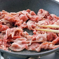 肉はフライパンの中でほぐしてから火にかけると、固まらない。