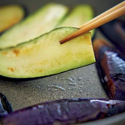 なすが吸った油はじっくり焼いているうちにじんわりと出てくる。その油でほかの材料を炒める。