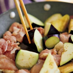 とり肉もなすも皮側から焼くことで、なすは色よく、とり肉はカリッと仕上がる。