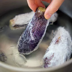 レンチン後、ラップごと冷水につけることで、水っぽくならず、ジューシーに仕上がる。