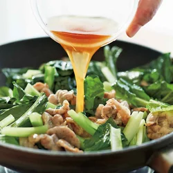 合わせだれを加えたらひと煮立ちさせ、酸味をとばすのがコツ。