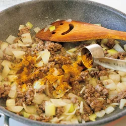 カレー粉は先に具に加えて炒めることで、香りが立ち、スパイシーになる。