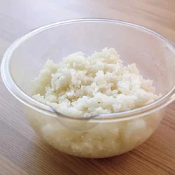 ご飯は少しおき、湯気をとばしてから加えると、べちゃっとせずパラリと仕上がる。