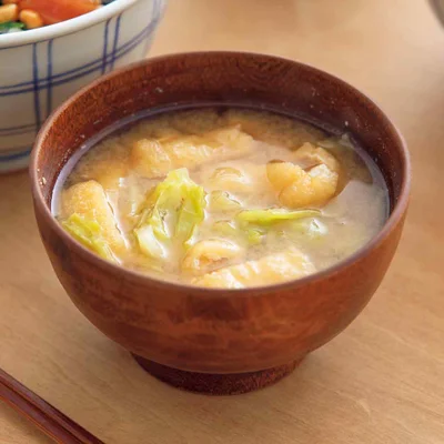 キャベツと油揚げのみそ汁
