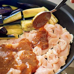 肉にしっかり味がついているとおいしいので、合わせ調味料は肉の上にのせる。