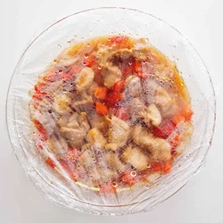 レンチン後、完全に肉の色が変わっているか確認を(むらがあれば、様子を見てさらに30秒ほどレンチン)。混ぜてから蒸らすことで、味が均一になじみやすくなる！