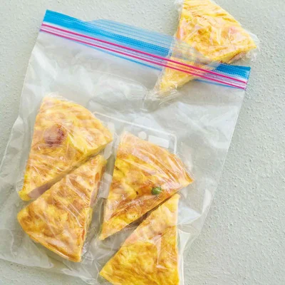 【POINT】
切り分けてラップで包み、冷凍ストックしておけば、忙しい朝もラクチン。使用するときは、レンチンで解凍し、さましてからお弁当箱に。
冷凍室で1カ月保存可能。