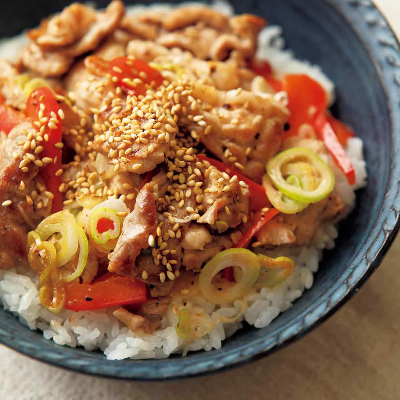 豚こまとパプリカのねぎ塩丼